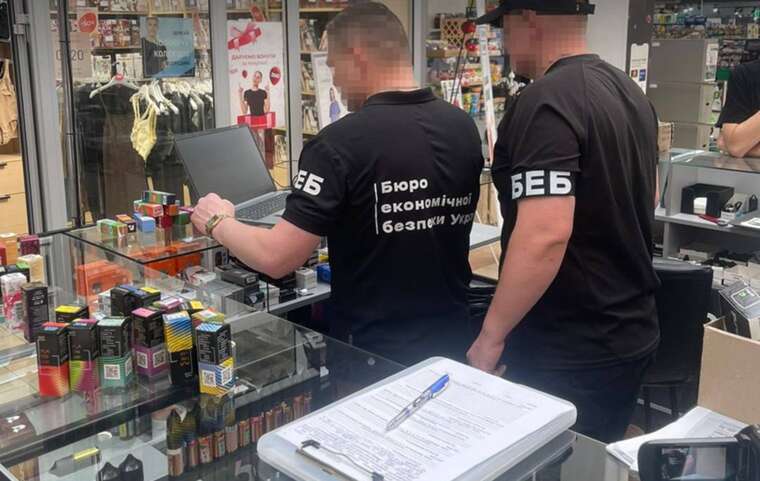 На Закарпатті детективи БЕБ вилучили електронні сигарети та рідини вартістю 1,5 мільйона гривень