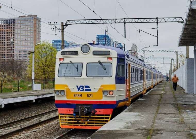 Пасажирка електрички поскаржилась на тривалу зупинку — "Укрзалізниця" відповіла