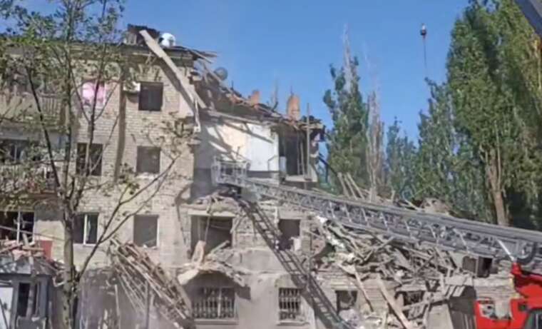 In Kramatorsk, they continue to clear the debris after the shelling: people are being searched for under the rubble