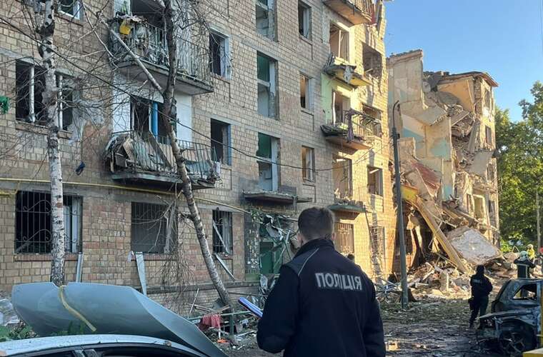 Наслідки нічної атаки по Києву: пошкоджені будівлі КПІ, КНЕУ та об’єкти на Подолі