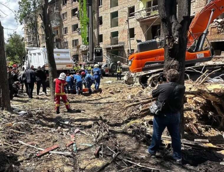 У Києві з-під завалів дістали тіло 11-річної дівчинки, раніше дістали тіло її матері