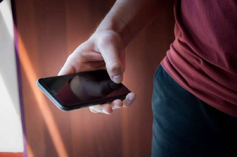 Українці витрачають чверть дня на смартфони, - опитування