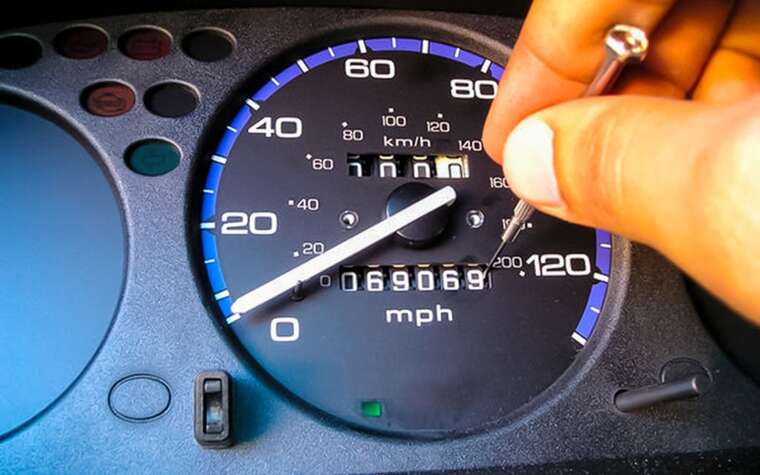 Чотири ознаки скрученого пробігу у вживаному авто: коли автомобіль не варто купувати