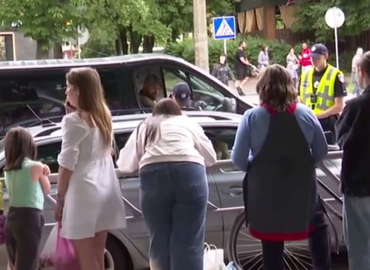 У Луцьку чоловік заблокувався в авто після прибуття військкомів і поліції