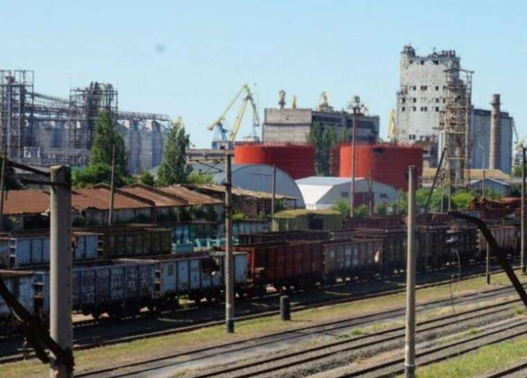 Окупанти терміново готують порт Маріуполя до прийому військових вантажів