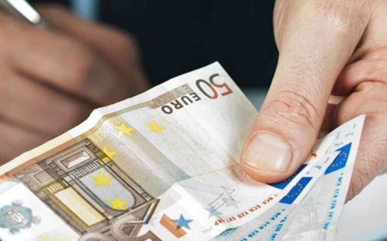 Средний курс евро в банках перевалил за 49 гривен