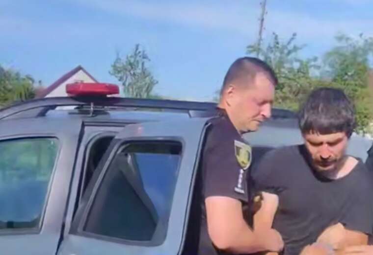 Примусова мобілізація в Балаклії: поліція в кайданках відвозить чоловіка, «швидку» викликали родичі