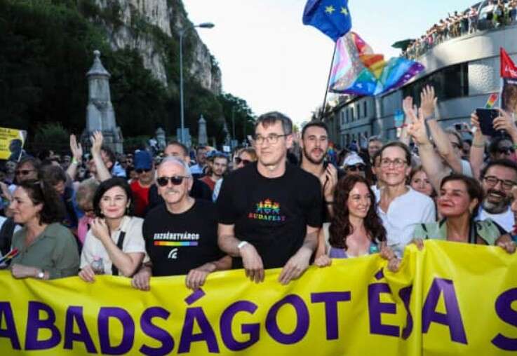 На заборонений ЛГБТ-прайд у Будапешті зібралися десятки тисяч людей