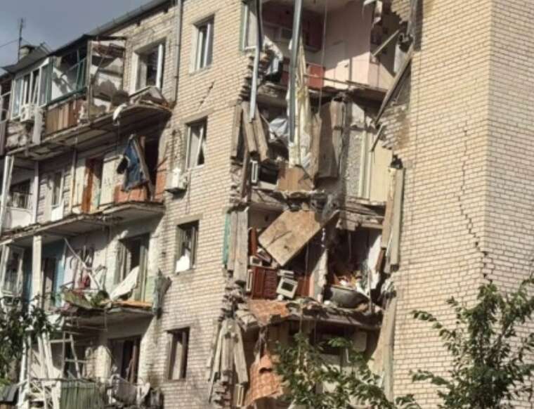У Лимані російські військові завдали удару по п’ятиповерховому будинку: поранена сім’я з дитиною
