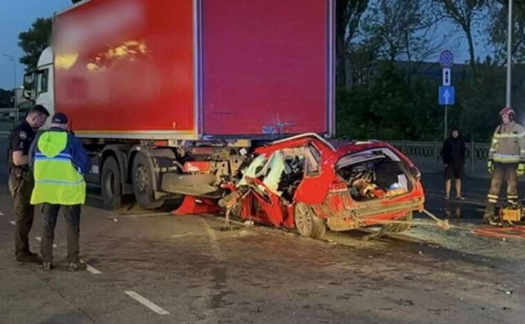 У столиці сталася смертельна ДТП: водія ледве витягли