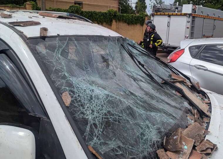 У Кривому Розі «шахед» влучив біля ТЦК: троє цивільних поранені, п’ять авто пошкоджено