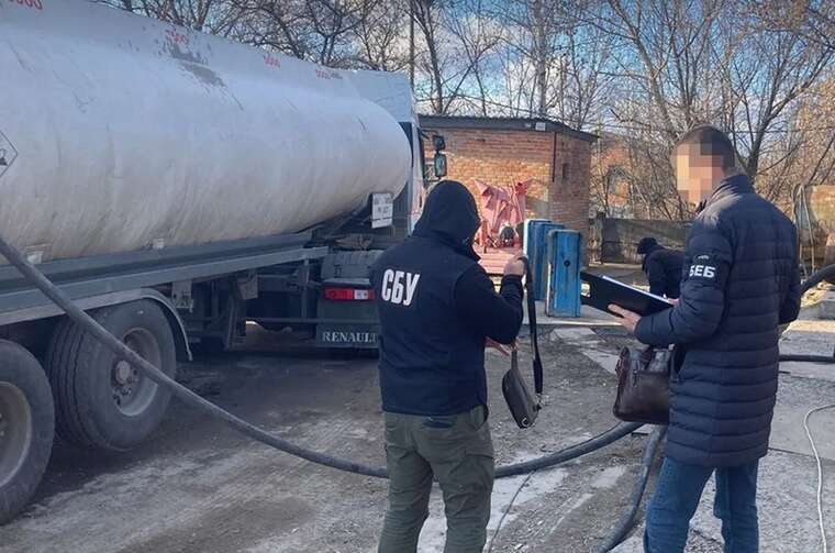 На АЗС замість бензину заливали фальсифікат: правоохоронці викрили, де українцям продавали "бодягу"