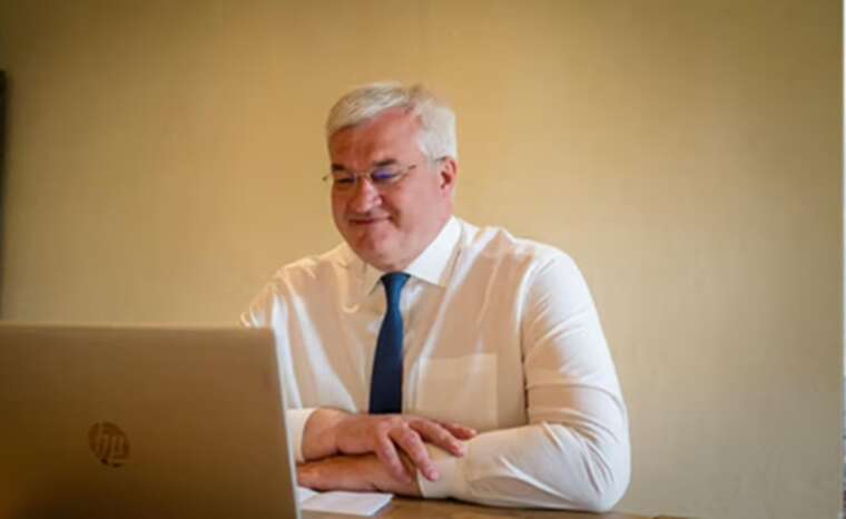 Українці за кордоном отримали доступ до нової системи нотаріальних послуг МЗС