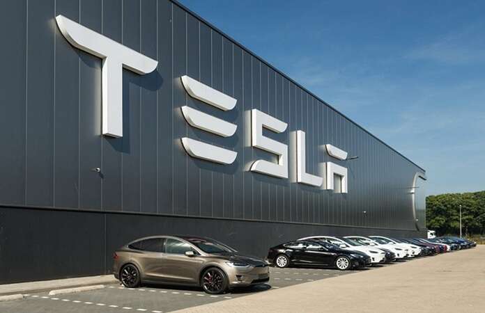 Акції Tesla впали після нової критики Трампа на адресу Ілона Маска