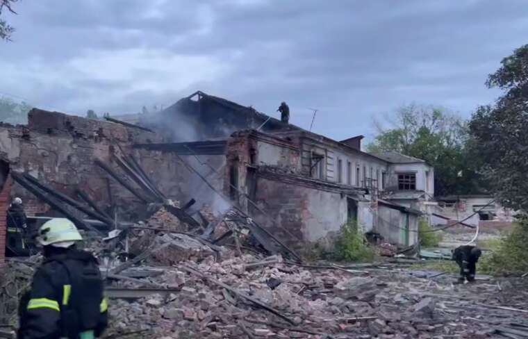 Окупанти завдали ударів по Харкову: горить нежитлова споруда в Новобаварському районі