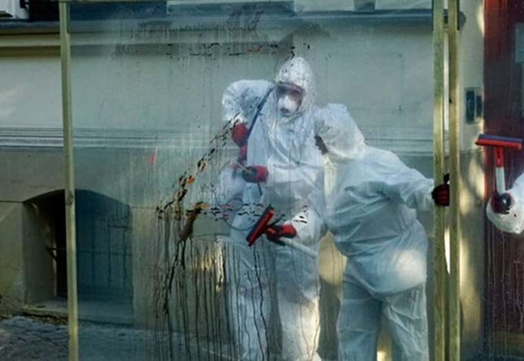 Активісти провели акцію "очищення" після пропаганди РФ біля колишнього російського консульства в Кракові