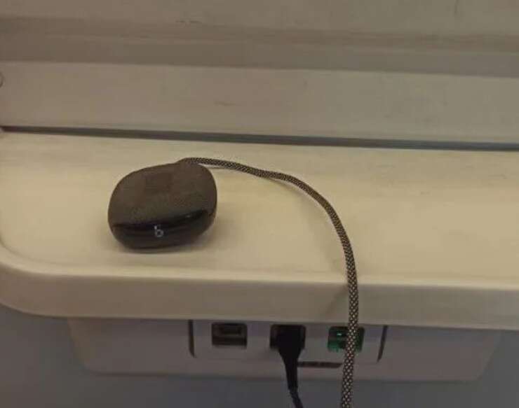 В Kyiv City Express крадуть зарядні столики для гаджетів