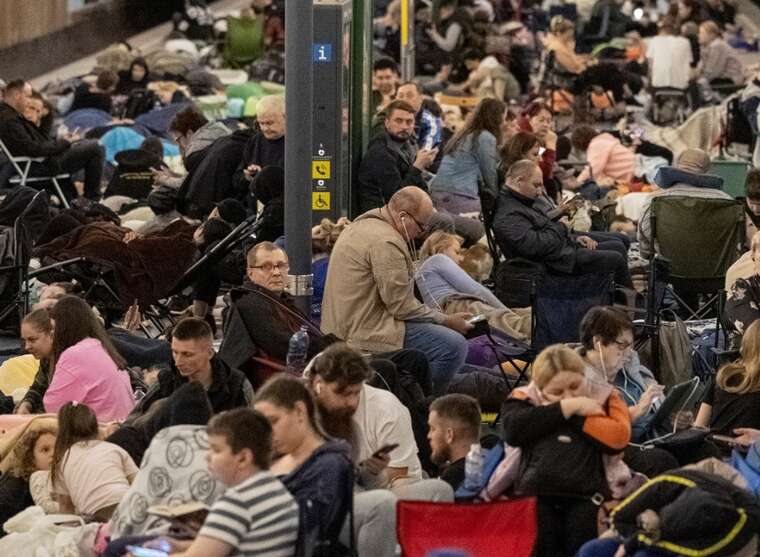 Нічна атака "шахедів": у Києві збили дрон, кияни ховаються у метро