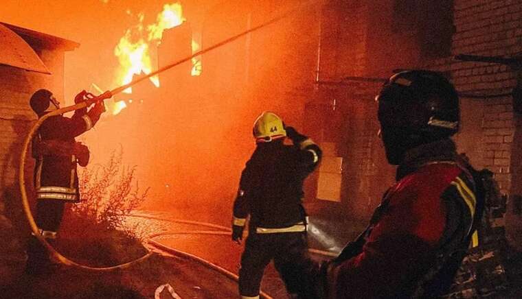 Окупанти масовано атакували Київ дронами й ракетами: виникли пожежі, пошкоджено залізницю