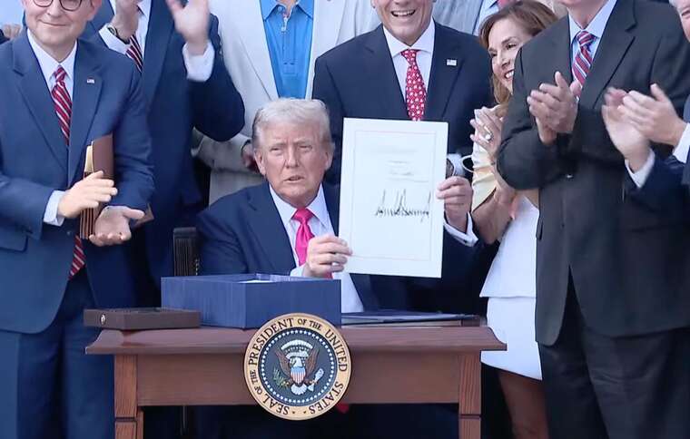 Трамп подписал "мегазаконопроект" о налогах и расходах