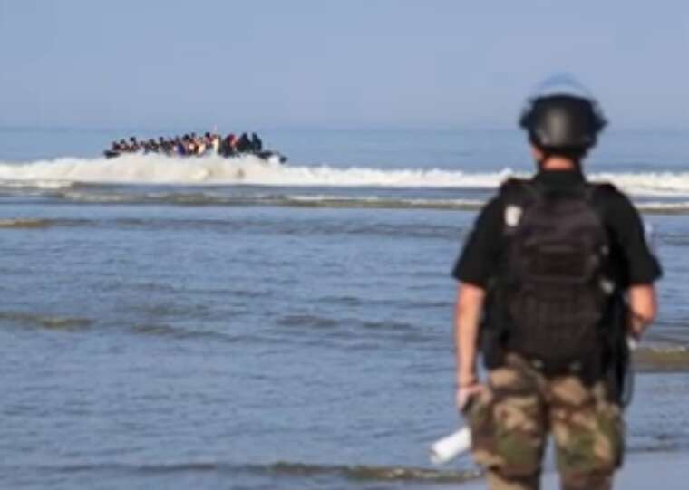 Французькі прикордонники почали проколювати човни мігрантів на узбережжі Ла-Маншу