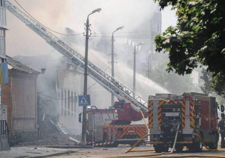 Унаслідок ракетного удару по Кременчуку серйозно зруйновано будівлю ТЦК, пошкоджено житлові будинки