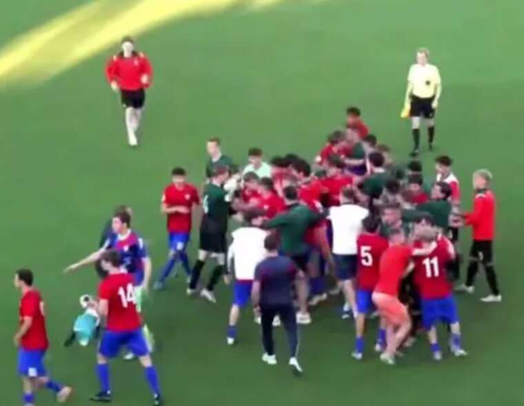 Футболисты из РФ устроили грандиозную драку на матче
