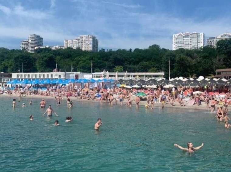 Аншлаг на пляжах Одеси, а в Затоці — масштабні руйнування через обстріли