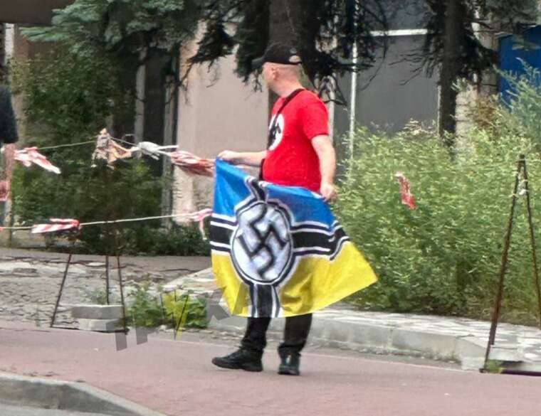 У Києві чоловік розгорнув український прапор з нацистською символікою — його розшукує поліція