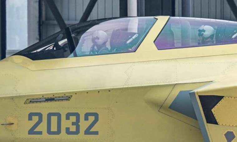 У Китаї пройшло розгортання двомісного винищувача п’ятого покоління