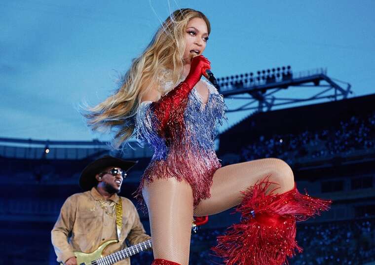 Z-пропагандисти влаштували істерику через сценічний образ Бейонсе в червоно-синьо-білих кольорах