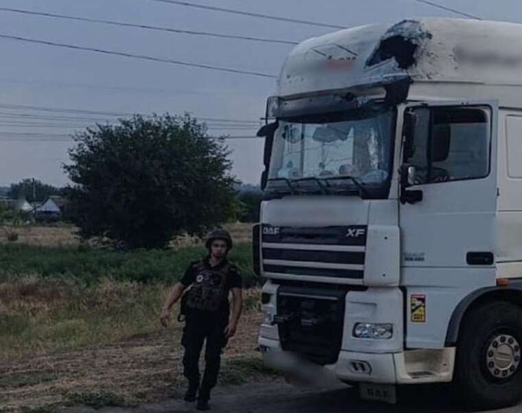 У Дніпропетровській області росіяни націлили FPV-дрон на кабіну вантажівки: поліцейські рятували водія