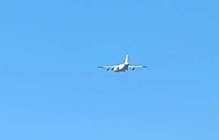 В небе над Киевом заметили гражданский самолет