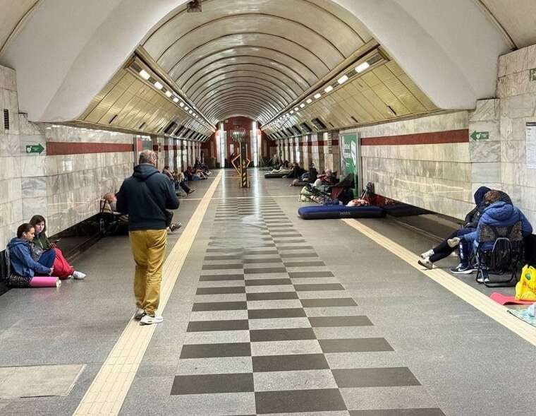 Кияни займають місця для ночівлі в метро на тлі можливої загрози масованого обстрілу