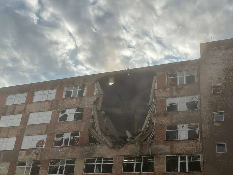 Во Львове в результате ночной атаки повреждены промышленные объекты, есть пострадавшие