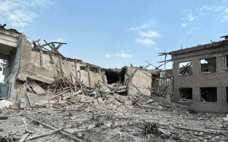 Окупанти завдали ударів  по адмінбудівлі у Костянтинівці: загинула одна людина