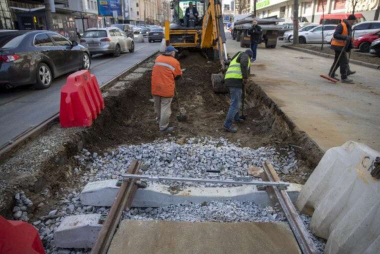 "Київпастранс" змовить вивезення будівельного сміття з трамвайних колій на 1,6 мільйона гривень