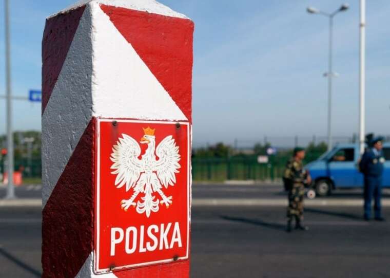 Польща відмовляє у в’їзді українським біженцям без біометричних паспортів: волонтери б’ють на сполох