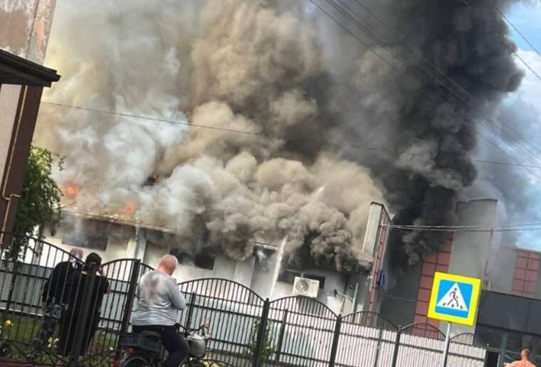 У Радехові на Львівщині спалахнув супермаркет: ймовірна причина пожежі — удар блискавки