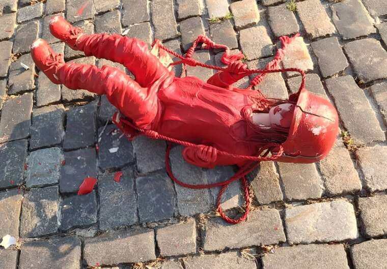 Вандал знищив символ миру: в центрі Києва пошкоджено скульптуру “Гойдалка” відомого французького митця