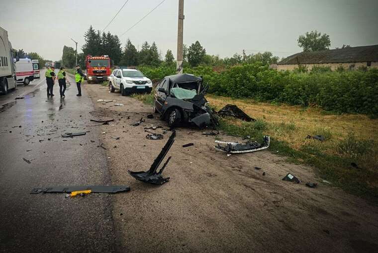 На Київщині сталась смертельна потрійна ДТП за участю вантажівки