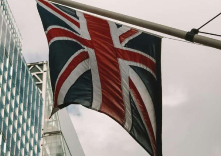 Соединённое Королевство, подобно ЕС, уменьшает «потолок цен» на нефть из России