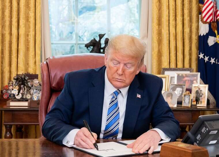 Трамп підписав закон GENIUS і пожартував, що його “назвали на його честь”