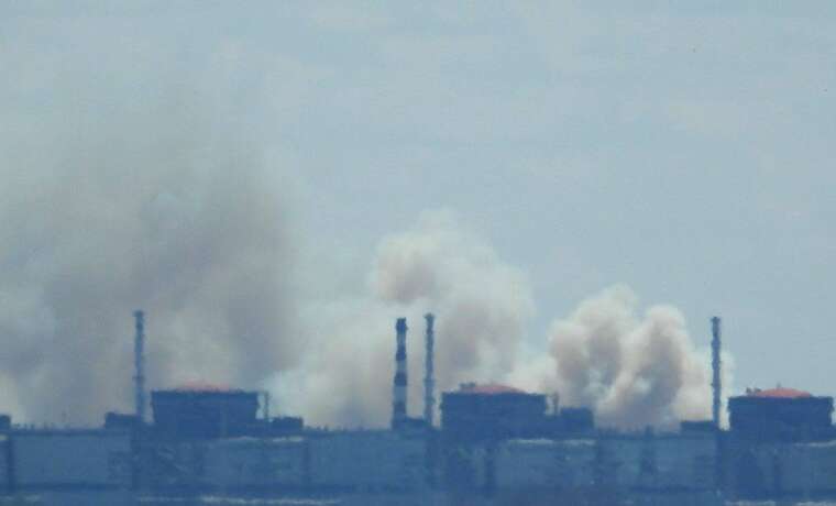 Возле оккупированной ЗАЭС поднимается дым