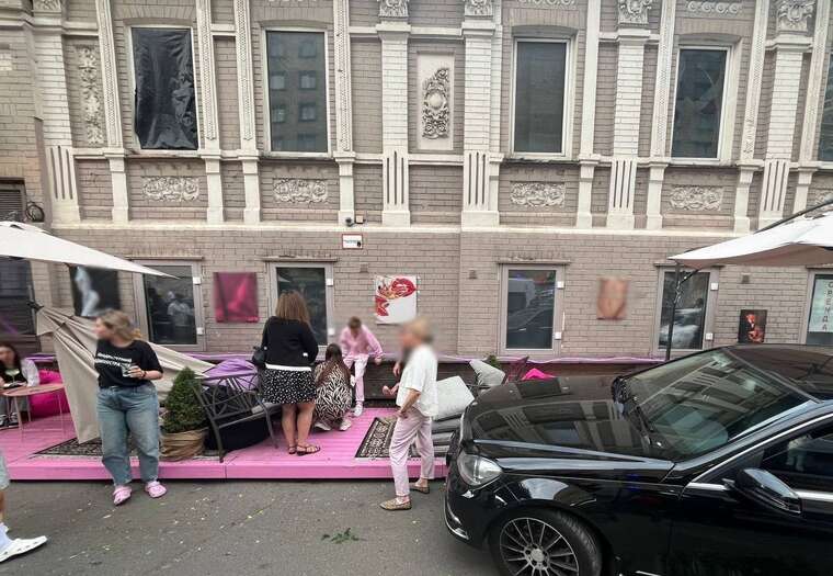 Автівка знесла літню терасу з людьми: У Києві на Саксаганського сталася ДТП