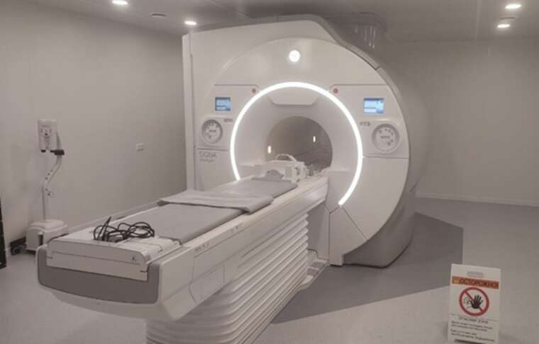 У США чоловіка затягнуло в МРТ-апарат через металевий ланцюжок: він загинув
