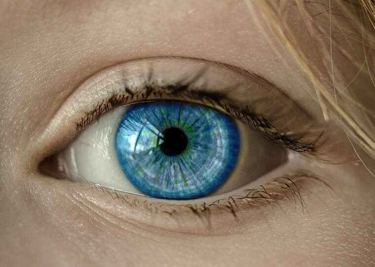 Вакцина Pfizer может вызывать временные изменения в роговице глаза, — исследование