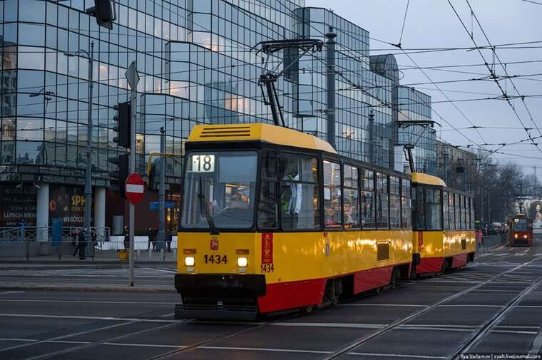 Пьяный мужчина напал на украинку в варшавском трамвае