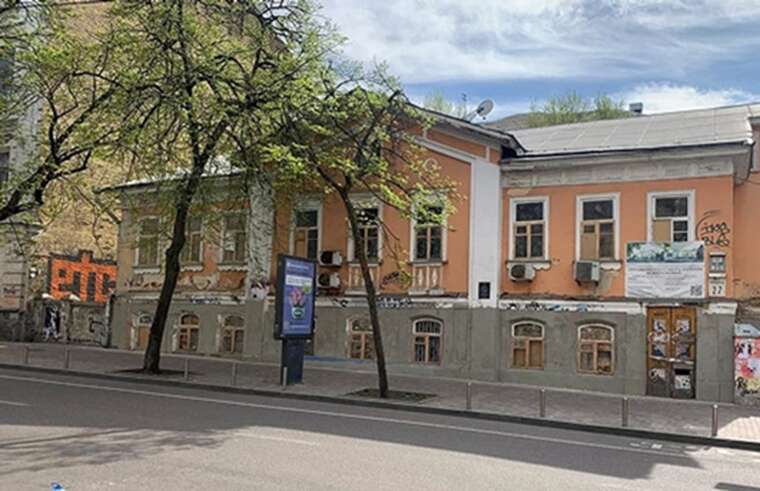 «Дом с хлебным магазином» уничтожают застройщики: прокуратура требует реставрации