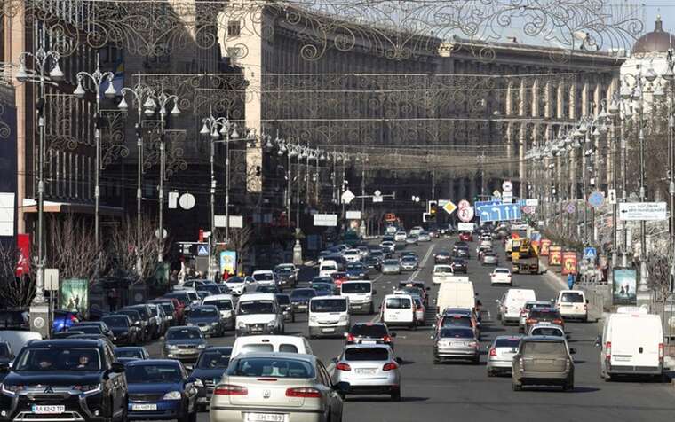 «Хрещатик без автівок»: мер Боготи допоміг Києву прибрати паркування з тротуарів